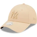 mutzen-gebogen-beige-verstellbares-band-9forty-league-essential-der-new-york-yankees-mlb-von-new-era
