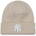 beige-damenmutze-cuff-league-essential-der-new-york-yankees-mlb-von-new-era