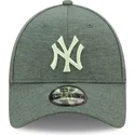 mutzen-gebogen-grun-verstellbares-band-9forty-jersey-essential-der-new-york-yankees-mlb-von-new-era