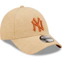 braune-verstellbare-curved-cap-mit-braunem-logo-9forty-jersey-essential-der-new-york-yankees-mlb-von-new-era