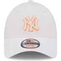 mutzen-gebogen-weiss-verstellbares-band-9forty-neon-outline-der-new-york-yankees-mlb-von-new-era