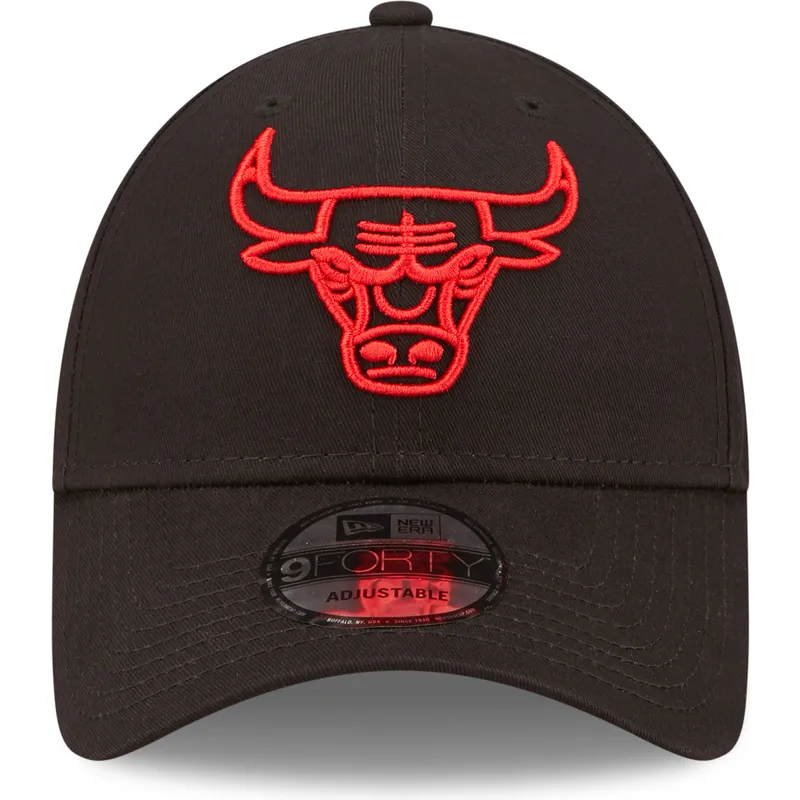 schwarze-verstellbare-curved-cap-mit-rotem-logo-9forty-neon-outline-von-chicago-bulls-nba-von-new-era