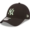 czarna-zakrzywiona-regulowana-czapka-z-zielonym-logo-9forty-league-essential-new-york-yankees-mlb-od-new-era
