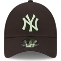 czarna-zakrzywiona-regulowana-czapka-z-zielonym-logo-9forty-league-essential-new-york-yankees-mlb-od-new-era