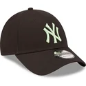czarna-zakrzywiona-regulowana-czapka-z-zielonym-logo-9forty-league-essential-new-york-yankees-mlb-od-new-era