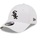 casquette-courbee-blanche-ajustable-avec-logo-noir-9forty-league-essential-chicago-white-sox-mlb-new-era