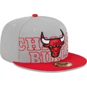 gorra-plana-gris-y-roja-ajustada-59fifty-draft-edition-2023-de-chicago-bulls-nba-de-new-era