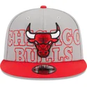 gorra-plana-gris-y-roja-snapback-9fifty-draft-edition-2023-de-chicago-bulls-nba-de-new-era