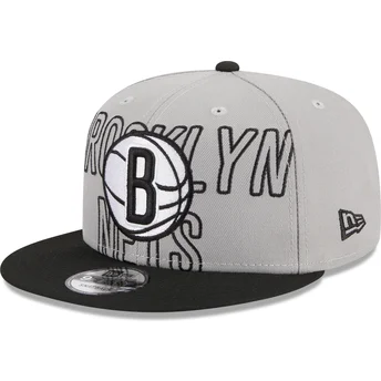 Gorra plana gris y negra snapback 9FIFTY Draft Edition 2023 de Brooklyn Nets NBA de New Era