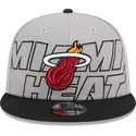 szara-i-czarna-plaska-czapka-snapback-9fifty-draft-edition-2023-miami-heat-nba-od-new-era
