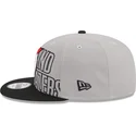 graue-und-schwarze-flache-snapback-kappe-9fifty-draft-edition-2023-von-portland-trail-blazers-nba-von-new-era
