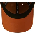 verstellbare-braune-9twenty-leinen-cap-mit-gebogenem-schirm-von-new-era