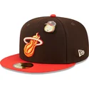 gorra-plana-marron-y-roja-ajustada-59fifty-the-elements-fire-pin-de-miami-heat-nba-de-new-era