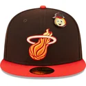 cappello-piatto-marrone-e-rosso-regolato-59fifty-the-elements-fire-pin-dei-miami-heat-nba-di-new-era