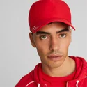 rote-verstellbare-kappe-mit-gebogenem-schirm-und-rotem-sptwr-style-logo-von-ferrari-formula-1-von-puma