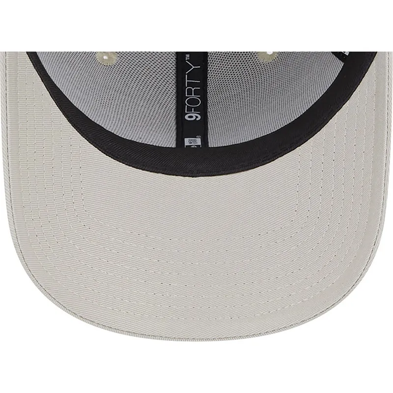 mutzen-gebogen-beige-verstellbares-band-9forty-seasonal-der-vespa-piaggio-von-new-era mutzen-gebogen-beige-verstellbares-band-9forty-seasonal-der-vespa-piaggio-von-new-era