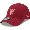 rote-verstellbare-kappe-mit-gebogenem-schirm-und-rotem-logo-9forty-seasonal-von-manchester-united-football-club-premier-league-v