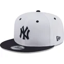 gorra-plana-blanca-y-azul-marino-snapback-con-logo-azul-marino-9fifty-white-crown-patch-de-new-york-yankees-mlb-de-new-era