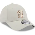 mutzen-gebogen-beige-verstellbares-band-9forty-team-outline-der-new-york-yankees-mlb-von-new-era