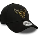 mutzen-gebogen-schwarz-verstellbares-band-9forty-metallic-badge-der-chicago-bulls-nba-von-new-era