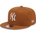 mutzen-flach-braun-snapback-9fifty-league-essential-der-new-york-yankees-mlb-von-new-era