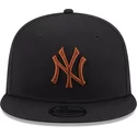 casquette-plate-noire-snapback-avec-logo-marron-9fifty-league-essential-new-york-yankees-mlb-new-era