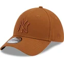 casquette-courbee-marron-ajustee-avec-logo-marron-39thirty-league-essential-new-york-yankees-mlb-new-era