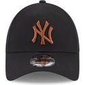 mutzen-gebogen-schwarz-verstellbares-band-marron-9forty-league-essential-der-new-york-yankees-mlb-von-new-era