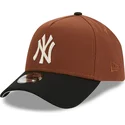 casquette-courbee-marron-et-noire-snapback-9forty-a-frame-harvest-new-york-yankees-mlb-new-era