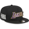 gorra-plana-negra-snapback-9fifty-post-up-pin-de-los-angeles-lakers-nba-de-new-era