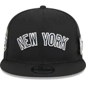 cappello-piatto-nero-snapback-9fifty-post-up-pin-dei-new-york-yankees-mlb-di-new-era