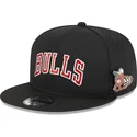 cappellino-piatto-nero-snapback-9fifty-post-up-pin-dei-chicago-bulls-nba-di-new-era