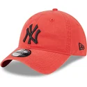 rote-verstellbare-kappe-mit-gebogenem-schirm-und-schwarzem-logo-9twenty-league-essential-der-new-york-yankees-mlb-von-new-era