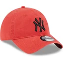 rote-verstellbare-kappe-mit-gebogenem-schirm-und-schwarzem-logo-9twenty-league-essential-der-new-york-yankees-mlb-von-new-era