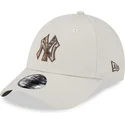 verstellbare-beige-9forty-check-infill-kappe-der-new-york-yankees-mlb-von-new-era