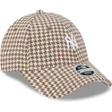 verstellbare-braun-weisse-damenkappe-9forty-hahnentritt-der-new-york-yankees-mlb-von-new-era