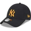 schwarze-verstellbare-kappe-mit-gebogenem-schirm-und-orangem-logo-9forty-league-essential-der-new-york-yankees-mlb-von-new-era