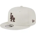beige-snapback-kappe-mit-flachem-schirm-und-braunem-logo-9fifty-league-essential-der-los-angeles-dodgers-mlb-von-new-era
