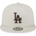 gorra-plana-beige-snapback-con-logo-marron-9fifty-league-essential-de-los-angeles-dodgers-mlb-de-new-era