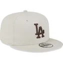 gorra-plana-beige-snapback-con-logo-marron-9fifty-league-essential-de-los-angeles-dodgers-mlb-de-new-era