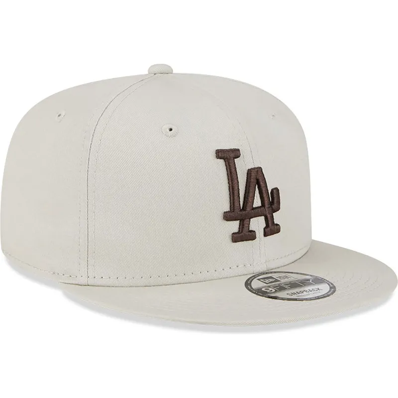 gorra-plana-beige-snapback-con-logo-marron-9fifty-league-essential-de-los-angeles-dodgers-mlb-de-new-era
