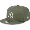 grune-snapback-cap-mit-flachem-schirm-und-beigem-logo-9fifty-league-essential-der-new-york-yankees-mlb-von-new-era