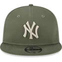 grune-snapback-kappe-mit-flachem-schirm-und-beigem-logo-9fifty-league-essential-der-new-york-yankees-mlb-von-new-era