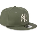 casquette-plate-verte-snapback-avec-logo-beige-9fifty-league-essential-new-york-yankees-mlb-new-era