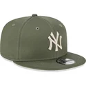 grune-snapback-kappe-mit-flachem-schirm-und-beigem-logo-9fifty-league-essential-der-new-york-yankees-mlb-von-new-era