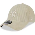 beige-verstellbare-9forty-wide-cord-kappe-der-new-york-yankees-mlb-von-new-era