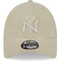 beige-verstellbare-9forty-wide-cord-kappe-der-new-york-yankees-mlb-von-new-era