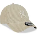 beige-verstellbare-9forty-wide-cord-kappe-der-new-york-yankees-mlb-von-new-era