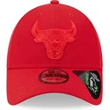 rote-verstellbare-curved-cap-mit-rotem-logo-9forty-repreve-outline-der-chicago-bulls-nba-von-new-era