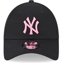 schwarze-verstellbare-kappe-mit-gebogenem-schirm-und-rosa-logo-9forty-neon-new-york-yankees-mlb-von-new-era